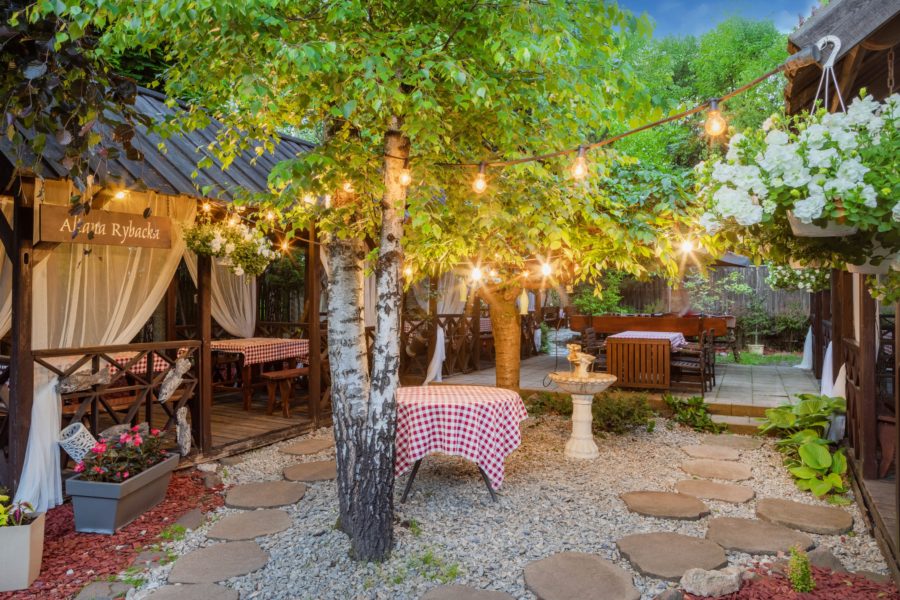 restauracja-oberza-sasiadow-ogrod-wieczorem