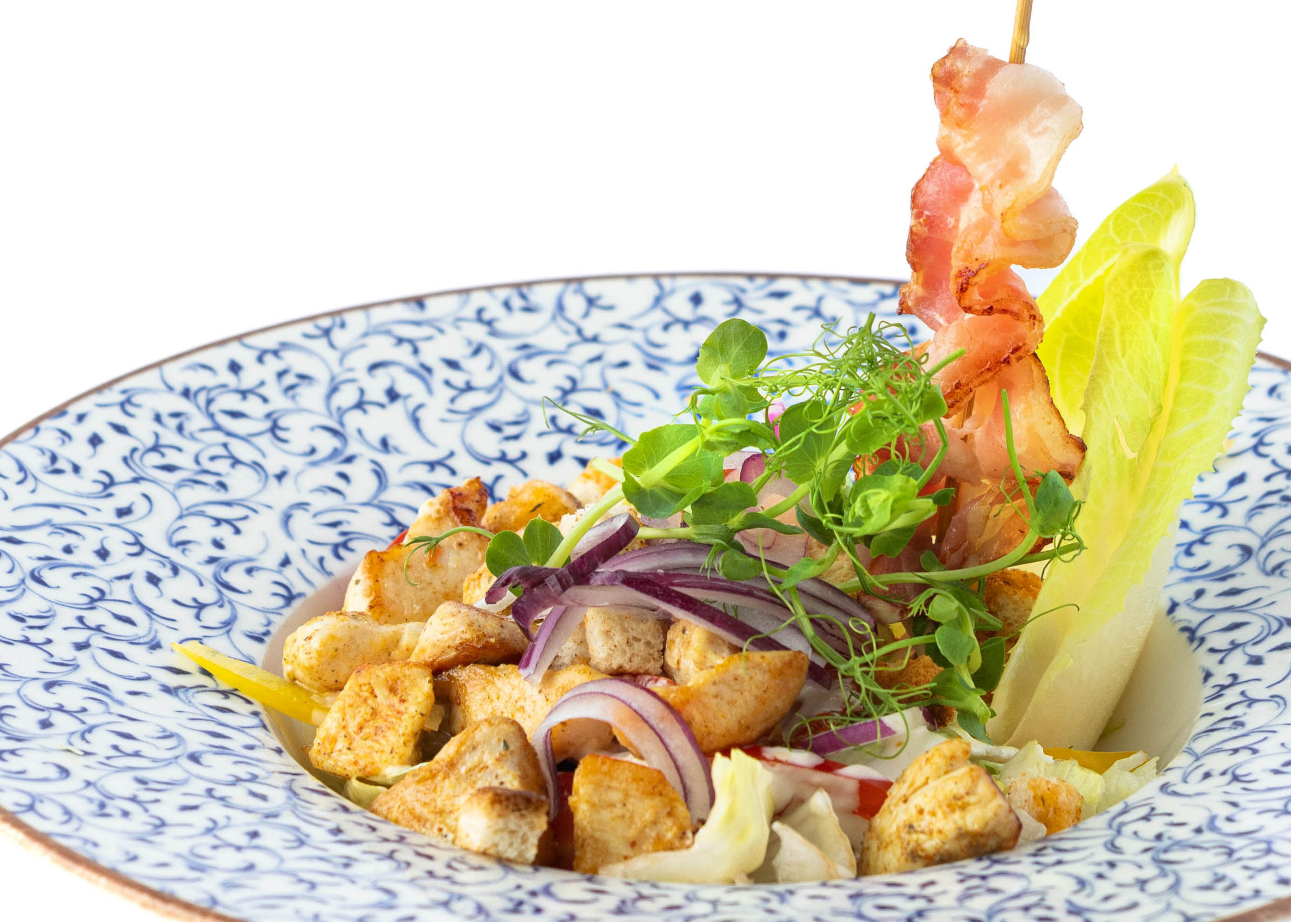 Sałata lodowa z kurczakiem i boczkiem