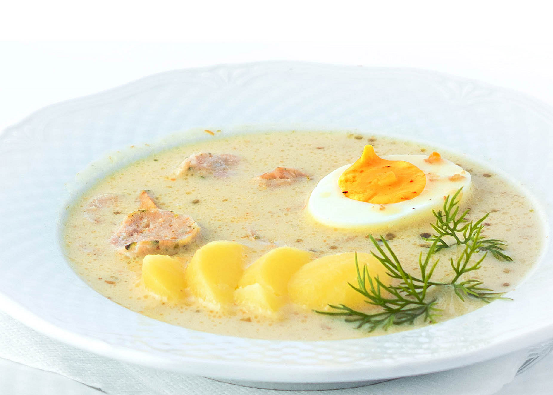Żurek z jajkiem i kiełbasą