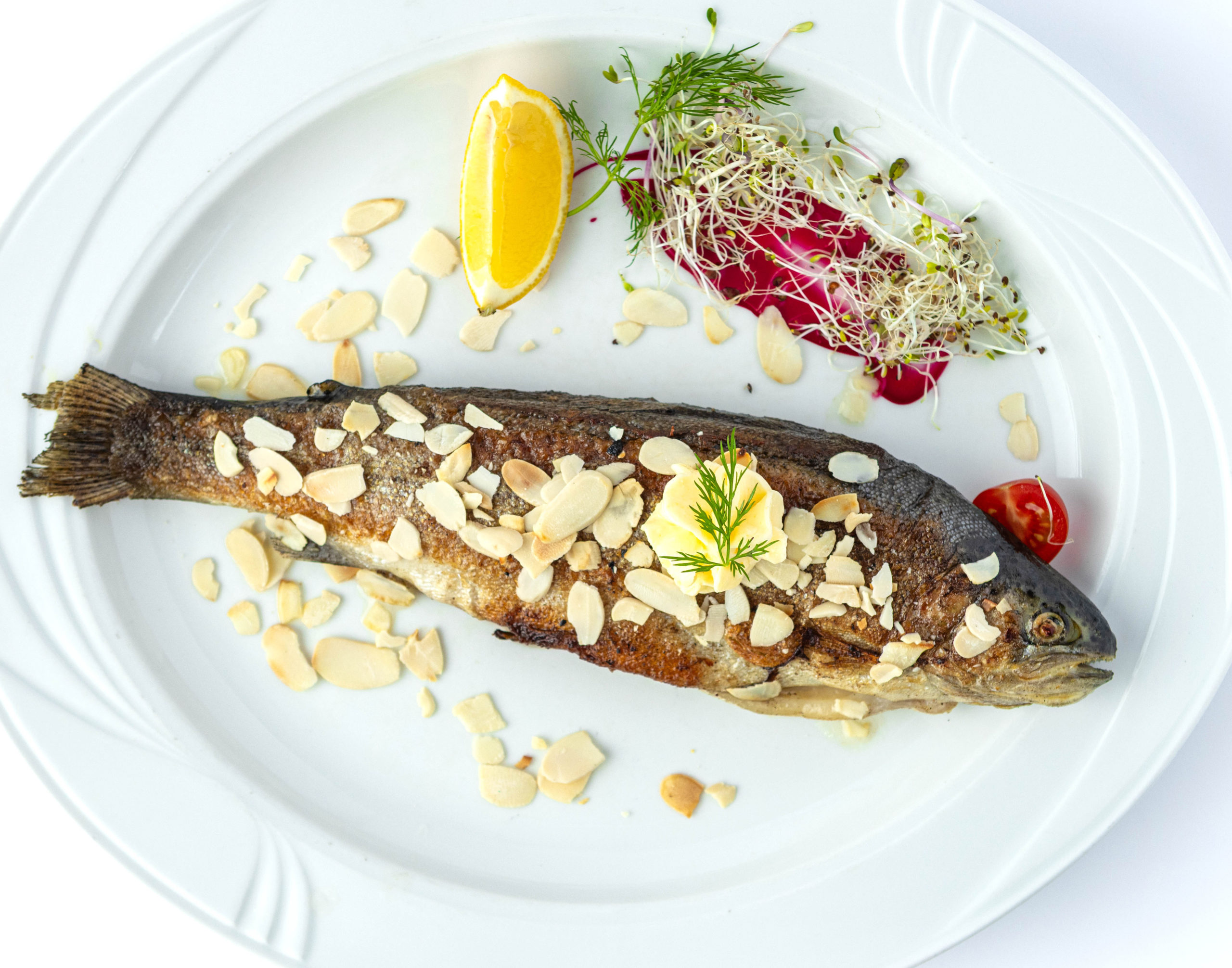 Pstrąg pachnący z grila z nutą migdałów